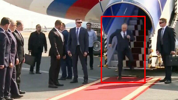 Gestul făcut de Vladimir Putin după coborârea din avion în timpul vizitei la Teheran. Puțini au observat detaliul